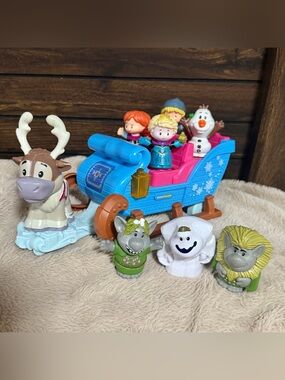 Fisher Price Little People Disney FROZEN Kristoff's Sleigh + 8 Figures